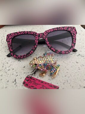 Betsey Johnson Pink Leopard ladies Sunglasses with Multicolor Crystal Frog Pin